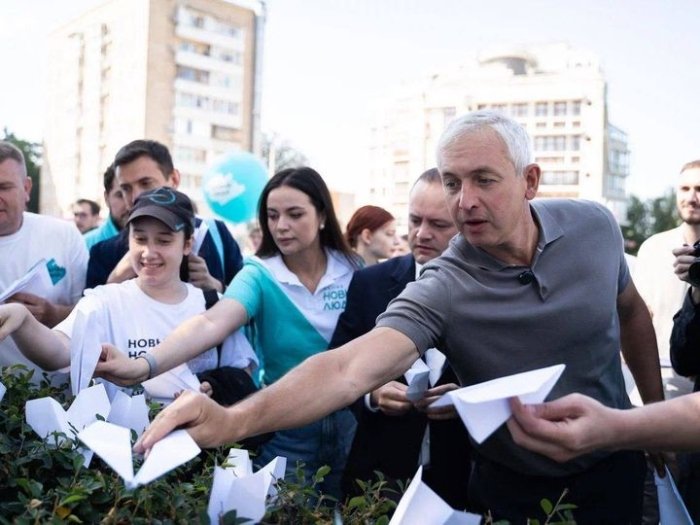  Rossiyaliklar Fransiya elchixonasida qog‘oz samolyotlar tashlab ketmoqda