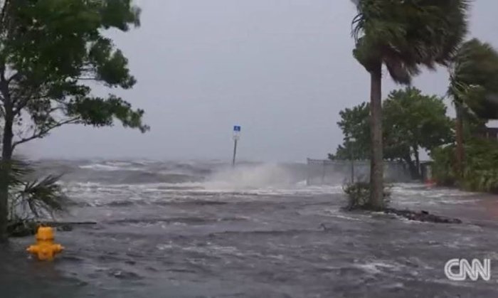 Floridaning sharqiy sohilidagi Cent-Lusida dovul qurbonlari bor