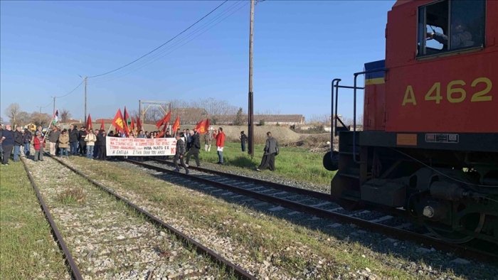 Gresiyada NATO tanklarini olib ketayotgan poyezd to‘sib qo‘yildi