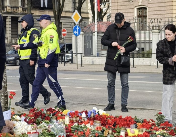 Latviyada Rossiya elchixonasi oldiga gul olib kelish taqiqlandi