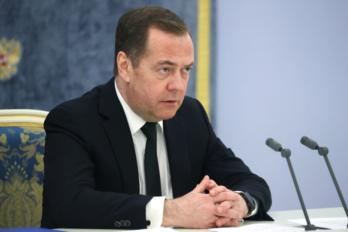 Medvedev: Rossiya tuzoqdan qutulib qoldi