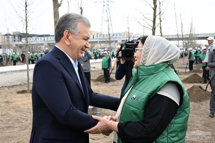 Mirziyoyev Sergelida tashkil etilayotgan Yoshlar bog‘iga ko‘chat o‘tqazdi