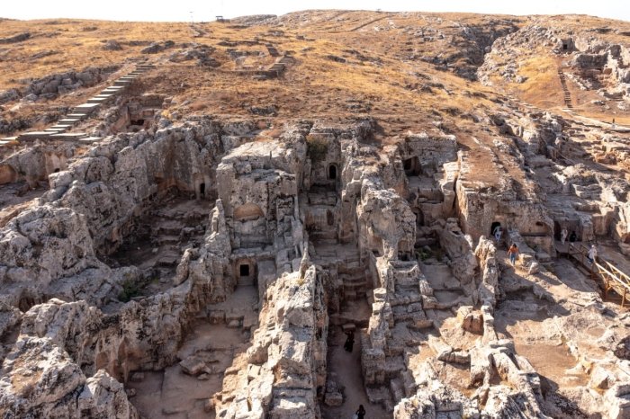 Nemrut tog‘idagi monumental haykallar o‘rtasida quyosh chiqishini tomosha qiling