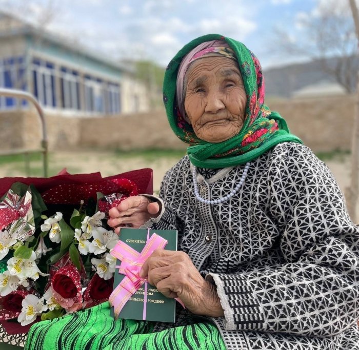 Nurotada 94 yoshli onaxonga tug‘ilganlik haqidagi guvohnoma topshirildi