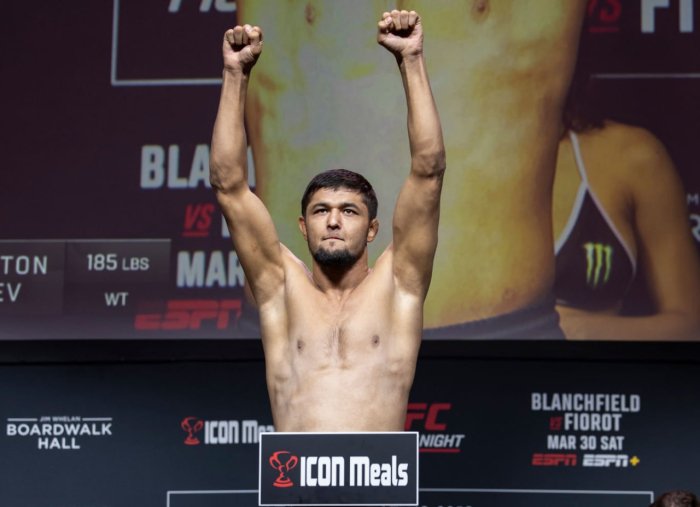 Nursulton Ro‘ziboyev UFC&#039;dagi navbatdagi jangi oldidan tarozi marosimida ishtirok etdi