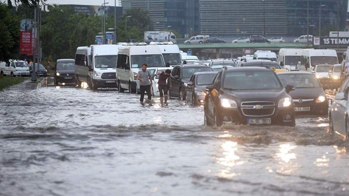O‘monda kuchli yog‘ingarchilik oqibatida suv toshqinlari yuz berdi: Qurbonlar bor
