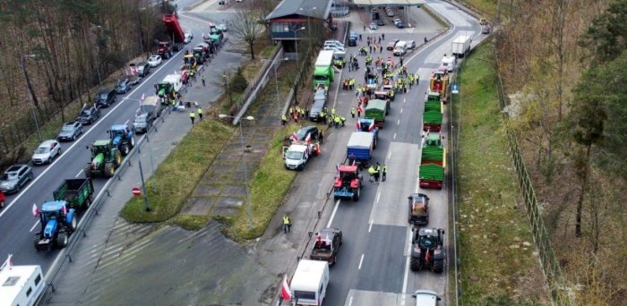 Polshalik fermerlar Germaniya bilan chegaradagi ikkita chegara o‘tish punktini to‘sib qo‘ydi