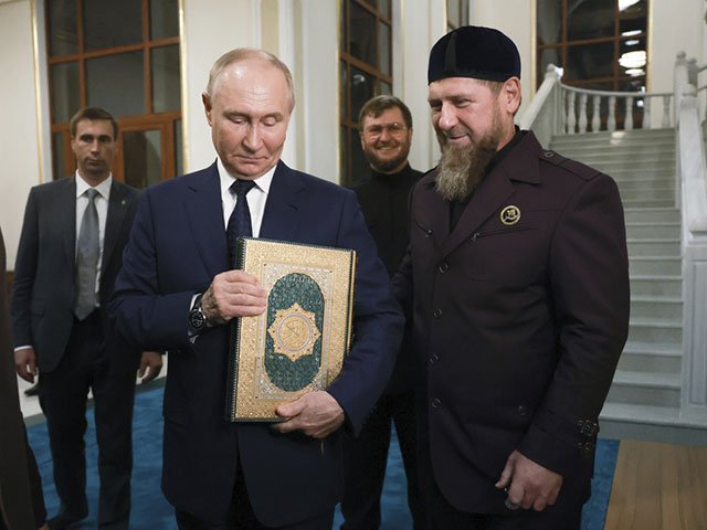 Putin Qur’onni o‘pdi