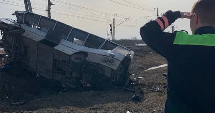 Rossiyada avtobus va poyezd to‘qnashdi, 8 kishi halok bo‘ldi