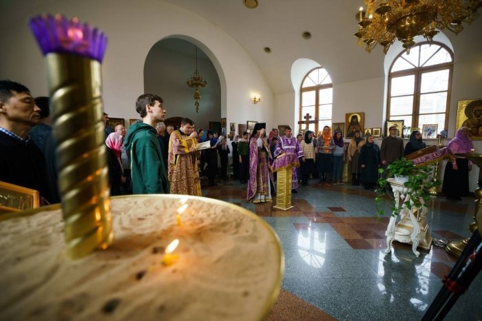 Rossiyaning Xitoydagi elchixonasi cherkovida Krokusdagi terakt qurbonlarini xotirlash marosimi bo‘lib o‘tdi