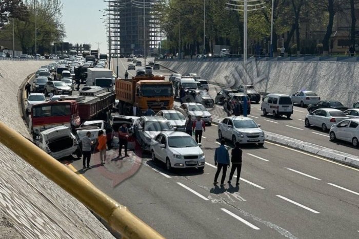 Toshkentning Maxtumquli ko‘chasida 10 ta mashina ishtirokida YTH sodir bo‘ldi